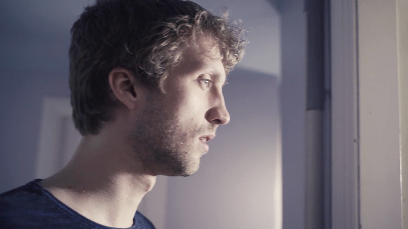 Se Niklas Runges nye følsomme musikvideo
