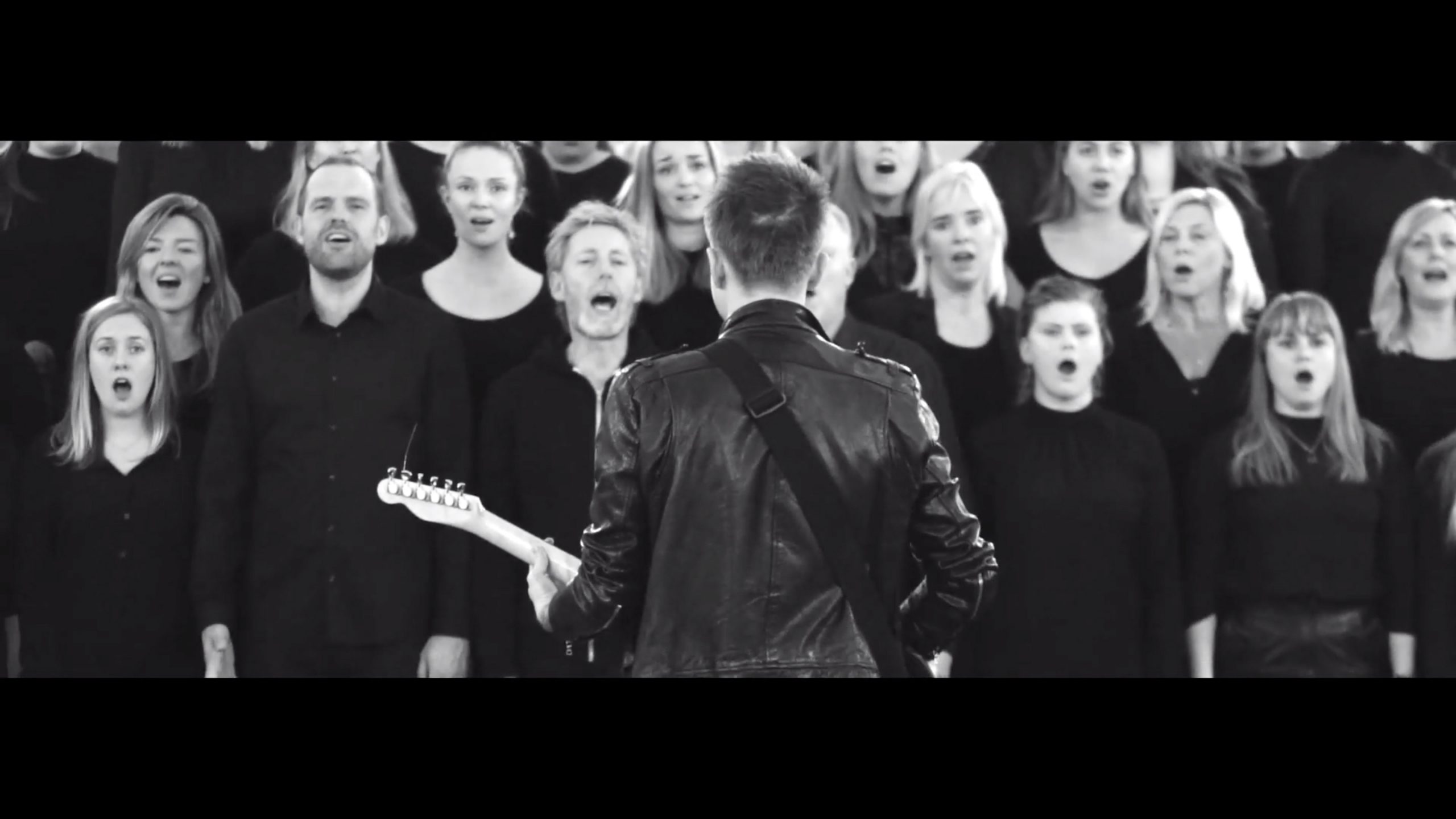 DARK SOCIAL sætter fælleskab over individ