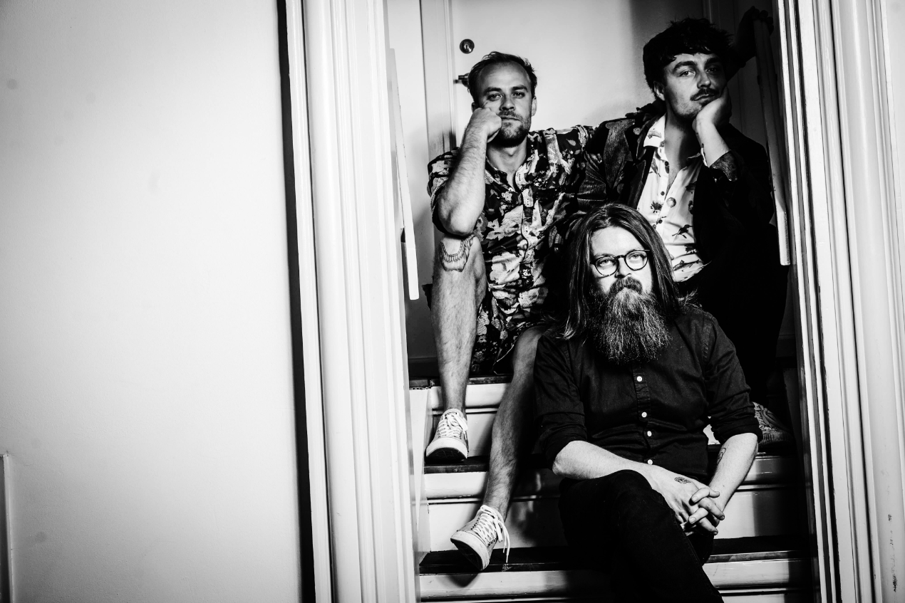 The Great Dictators: Tusmørket på afstand