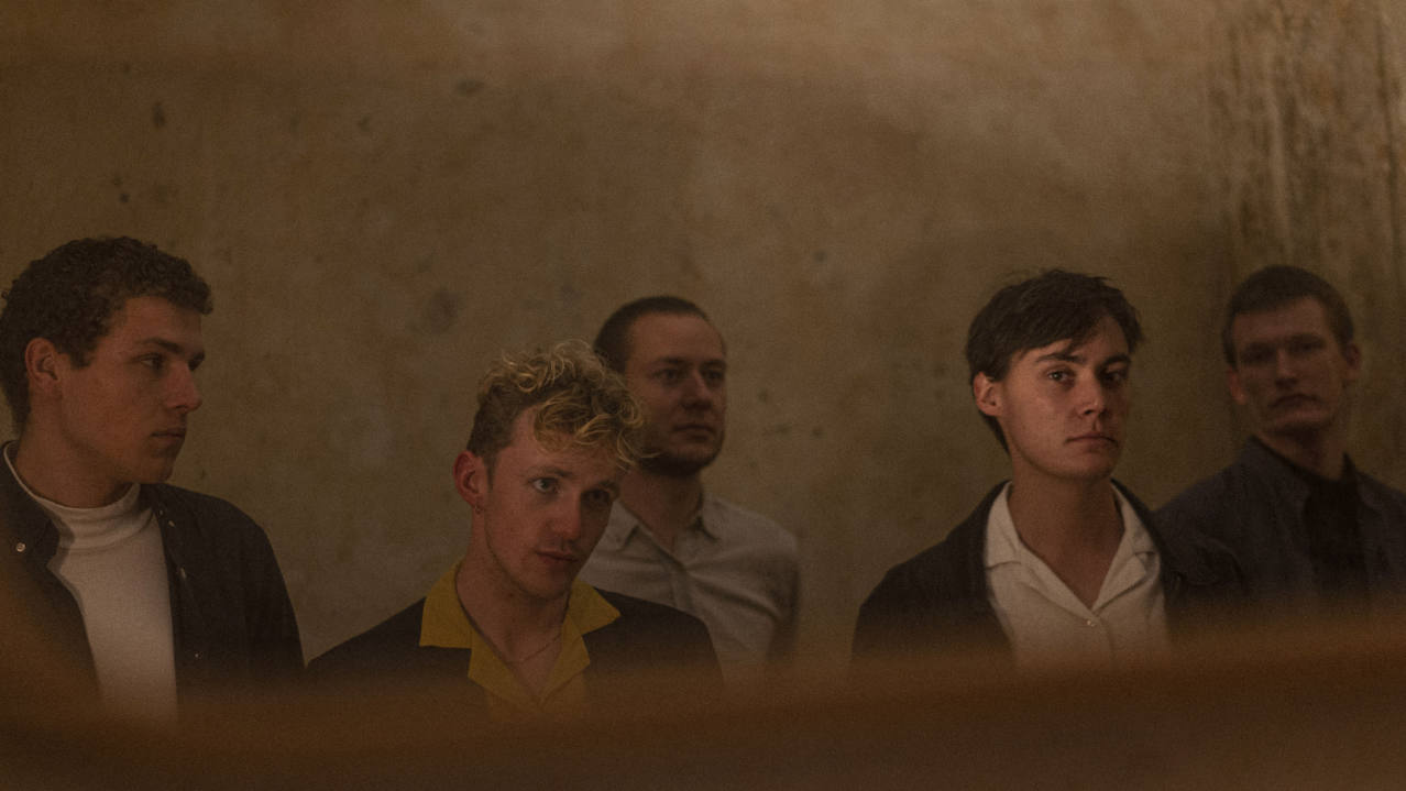 To Absent Friends: Ung mand søger kærlighed